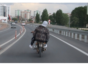 Seyir Halindeki Motosiklet Üzerinde Tehlikeli Hareketler