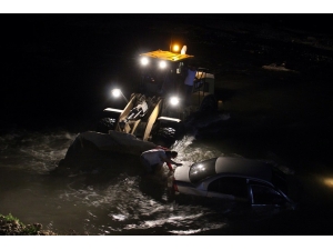 Otomobil Çaya Uçtu