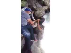 Ağrılı Gençlerin Elle Balık Avı Nefes Kesti