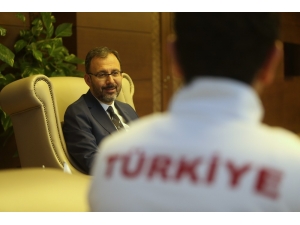 Bakan Kasapoğlu’ndan Paralimpik Okçulara Tebrik Mesajı