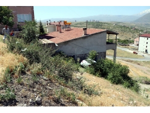 Şarampole Uçan Araç Eve Çarparak Durabildi: 2 Yaralı