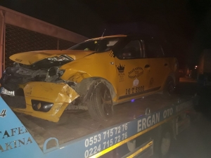 Hafif Ticari Araç İle Otomobil Çarpıştı: 2 Yaralı