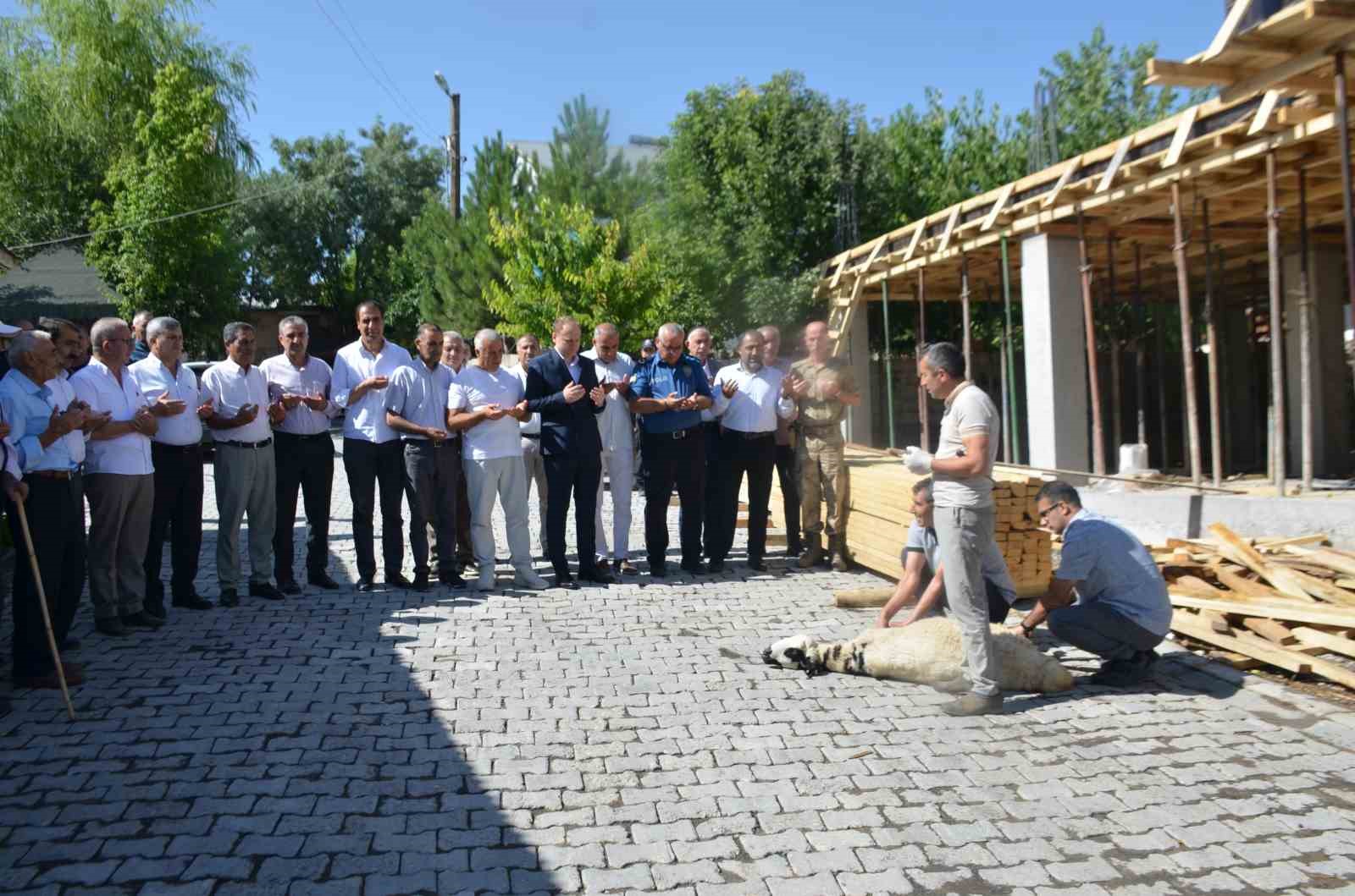 bulanik-ta-hayirseverlerin-destegiyle-yapilacak-caminin-temeli-dualarla-atildi