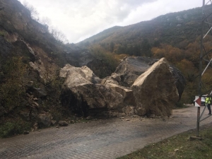 Sağanak Yağış, Dev Kayaların Yola Düşmesine Neden Oldu