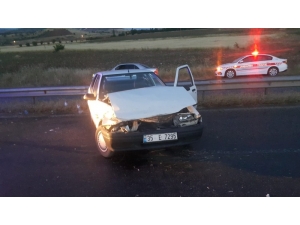 Otomobil Bariyerlere Çarptı: 3 Yaralı