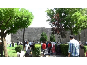 Genç Kızın İntihar Girişimi Çevrede Toplananlar Tarafından Canlı Yayınlandı