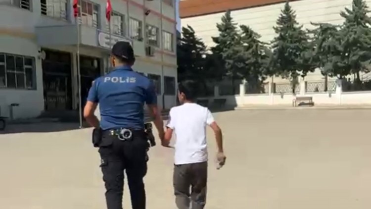 gaziantep-te-sinava-gec-kalan-ve-belgesini-unutan-ogrencilerin-yardimina-polis-yetisti
