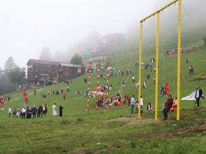 Doğa Harikası Ayder’de Sis Ve Yağmur Turistlere Engel Olamadı