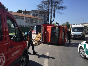 Fayans Yüklü Kamyonet Devrildi: 1 Yaralı