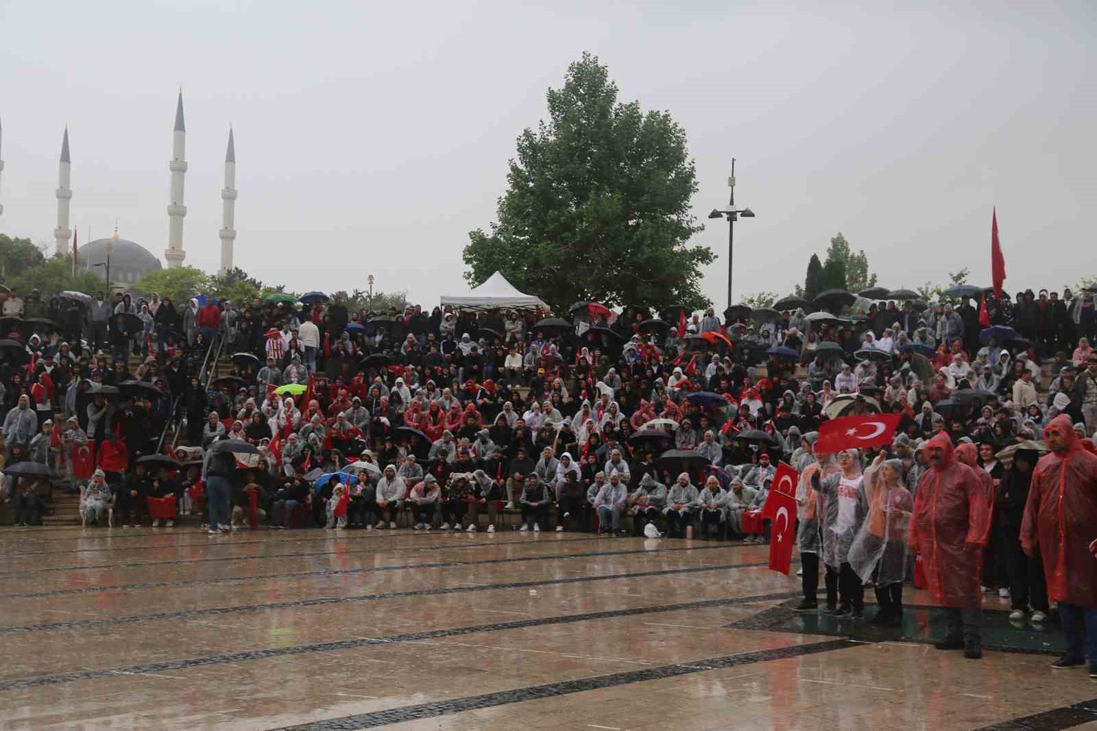 yagmur-dinlemediler-milli-takim-icin-meydana-kostular