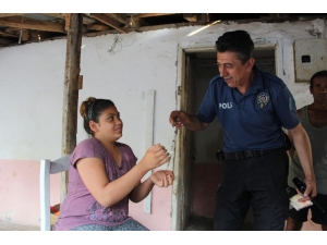 Küçük Kızın Bileğinde Sıkışan Kelepçe İtfaiye Tarafından Çıkarıldı