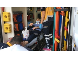 Ticari Taksi Çarptı, Sedye Üzerinde Telefonunu İstedi