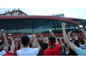 Türkiye Ve Fransa Maçın Oynanacağı Stada Geldi