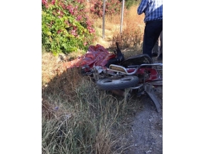 Minibüsle Çarpışan Kasksız Motosiklet Sürücüsü Hayatını Kaybetti