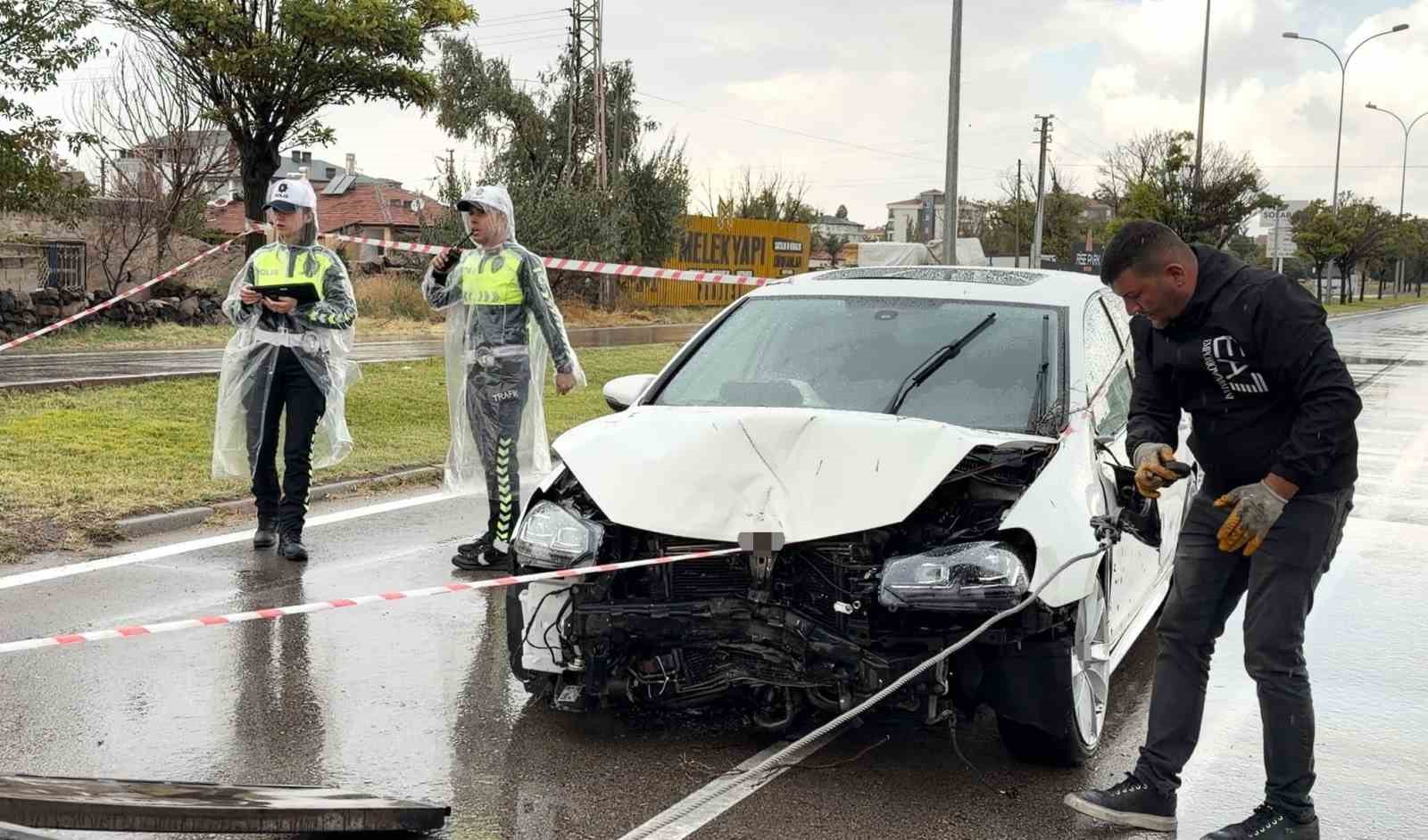 kontrolden-cikan-otomobil-once-diregi-sonra-agaci-devirdi-1-yarali