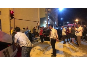 Kazayı Gören Cep Telefonuna Sarıldı