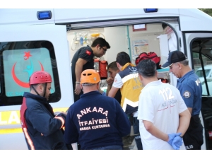 Otomobil Yön Levhalarını Devirdi: 1’i Ağır, 3 Yaralı