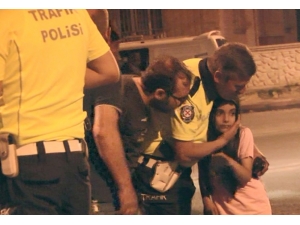 Kaza Sonrasında Korkan Küçük Kızı Trafik Polisi Sakinleştirdi
