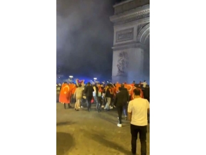 Türkler Galibiyeti Champs-elysees’de Kutladı