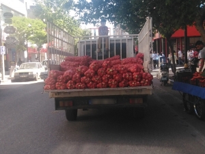 Kamyonet Kabinin Üzerindeki Çocukla İlerledi