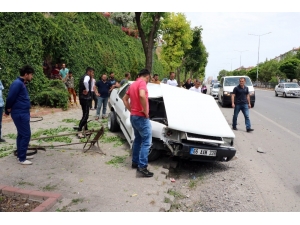 Lastiği Patlayan Araç Önce Takla Attı Sonra Ağaca Çarptı