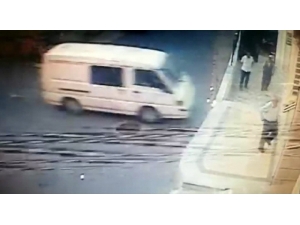 Ümraniye’de Kontrolden Çıkan Minibüsün Cami Duvarına Çarptığı Anlar Kamerada