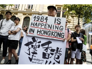 Hong Kong’da Yüzbinler Çin’e Karşı Sokakta