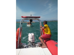 Burhaniye’de Denizde Arızalanan Teknede Mahsur Kalanları İtfaiye Kurtardı