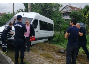Hareket Halindeki Minibüsün Sol Arka Lastiği Patladı: 3 Yaralı