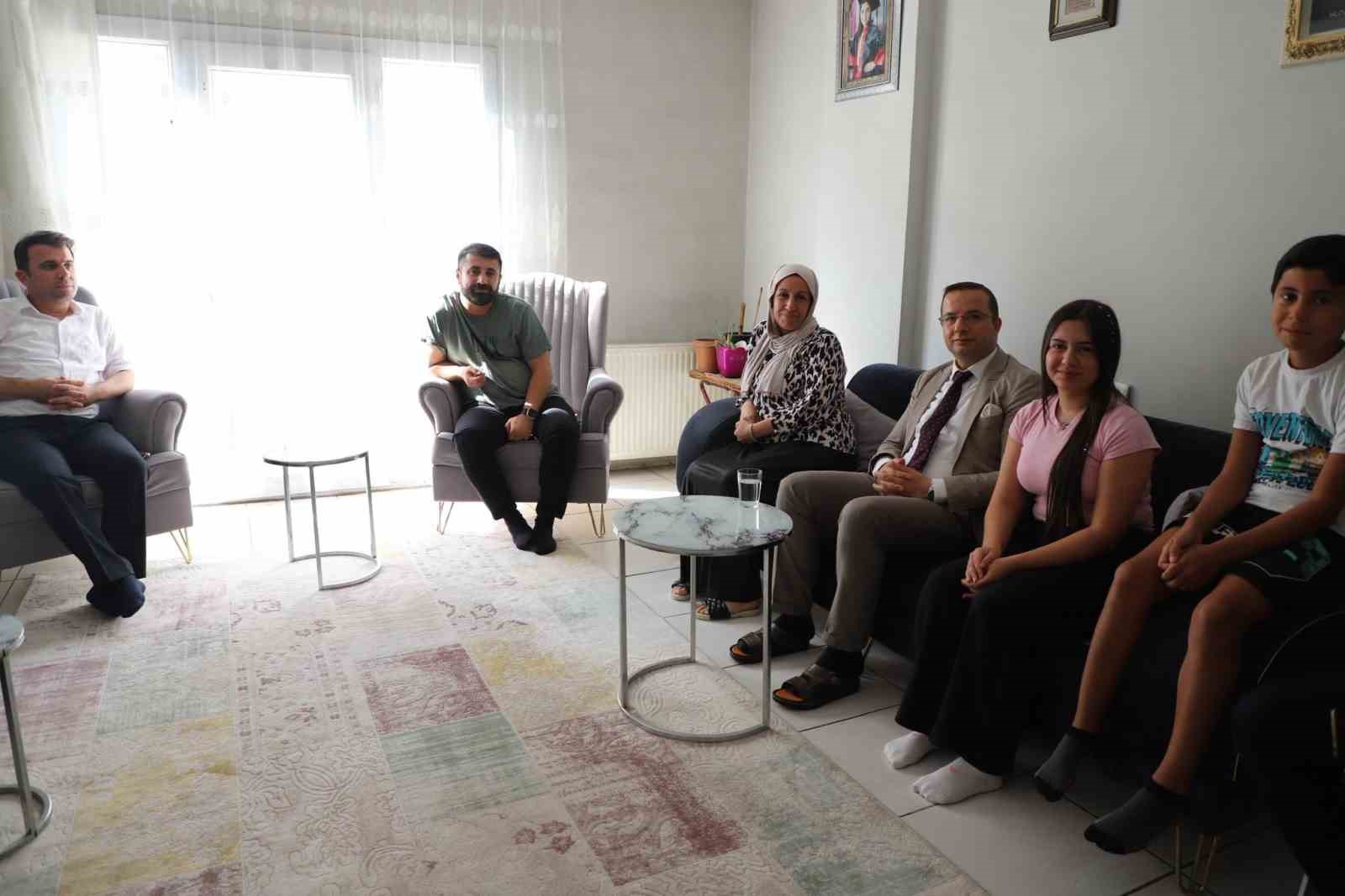 cizre-de-yks-de-basarili-olan-ogrencilerin-evlerine-gidilip-tebrik-edildi