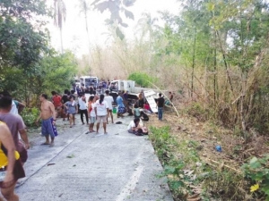 Filipinler’de Gelin Tarafını Taşıyan Kamyon Devrildi