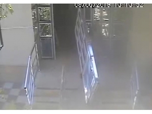 Apartmanın Kapısını Söküp Sırtına Alıp Gitti