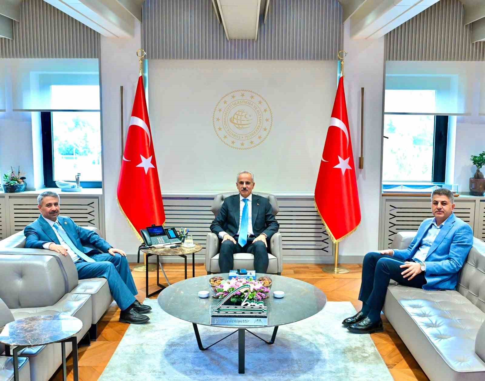 milletvekili-alkayis-ataturk-bulvari-nda-12-kilometrelik-yan-yollarimizi-yeniliyoruz