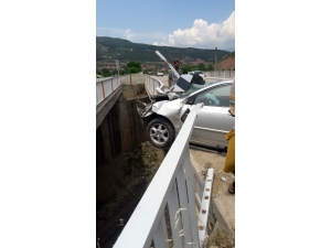 Tren Yoluna Düşmekten Son Anda Kurtuldular