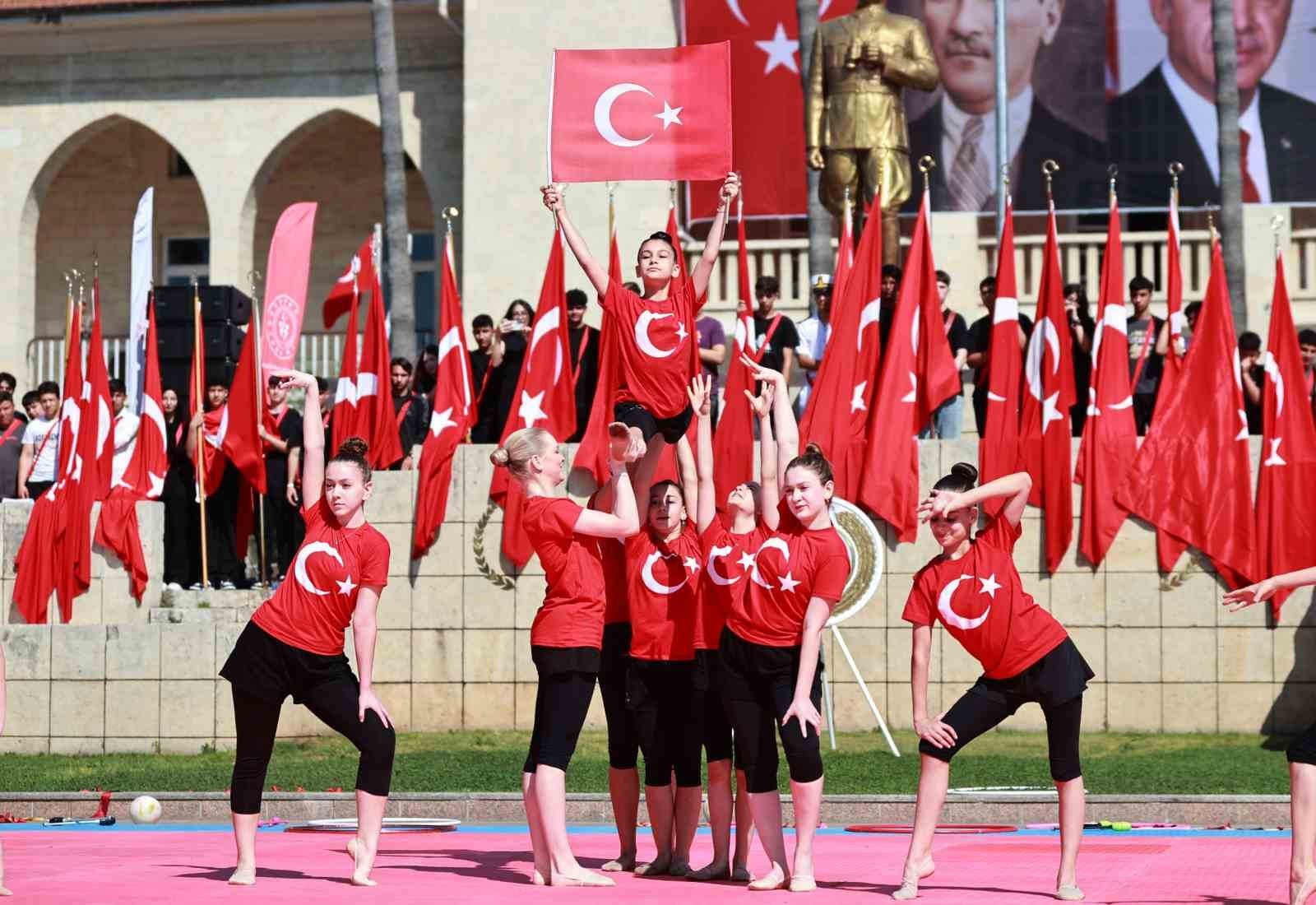 mersin-de-genclik-bayrami-renkli-gosterilerle-kutlandi