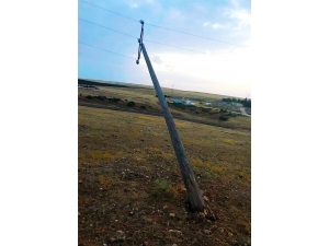 Fırtına Elektrik Direklerini Devirdi