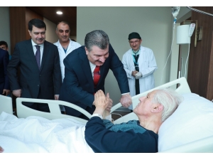 Bakan Koca’dan, Nuri Pakdil’e Hastane Ziyareti