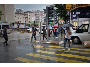 Vanlılar Yağmura Hazırlıksız Yakalandı