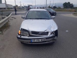 İki Otomobil Çarpıştı; 4 Yaralı