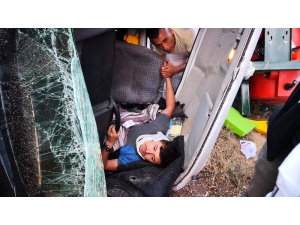 Kamyonet Şarampole Devrildi: 2 Yaralı