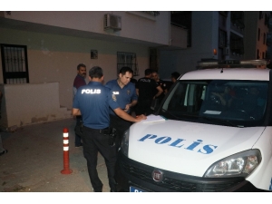 Komşusunu Tabancayla Vurmak İsterken Kendisini Yaraladı