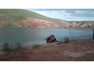 El Frenini Çekmeyi Unutunca Traktör Gölete Girdi