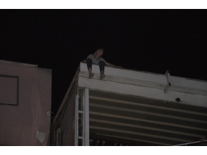 Eşiyle Tartıştı Çatıda Çıkıp İntihara Kalkıştı