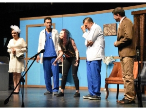 Aliağa’da “Kaç Baba Kaç” Kahkahaya Boğdu