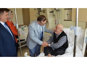 Belediye Başkanı Hüseyin Doğan Yaşlı Hastaları Ziyaret Etti