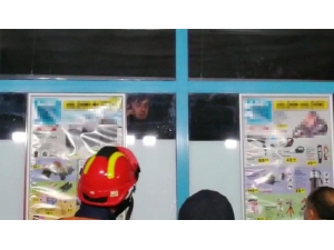 (Özel ) Hırsızlar Kabloları Kesince Market Çalışanları İçeride Mahsur Kaldı