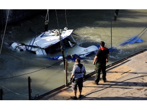 Tuna Nehri’nde Batan Yolcu Teknesi Çıkarılıyor