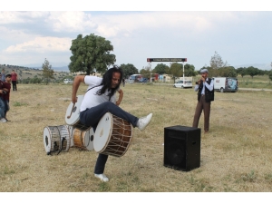 Çılgın Davulcu, Aynı Anda 7 Davulu Çaldı