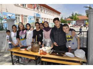 Şuhutlu Minik Öğrenciler Okul Yararına Yıl Sonu Kermesi Düzenledi