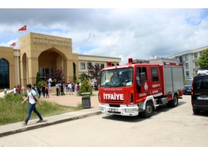 Fakülte Kütüphanesinin Tavanındaki Sıva Düştü: 1 Öğrenci Yaralı